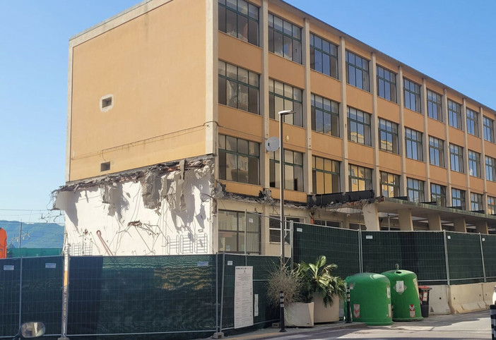 Nella foto, l'ex scuola Peterlin in demolizione Nella foto, l'ex scuola Peterlin in demolizione