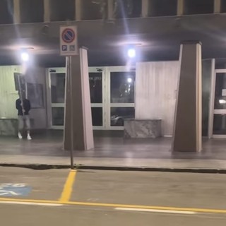 Varazze, staccano un cartello segnaletico e danneggiano le auto parcheggiate: "La colpa è della civiltà delle persone e una cattiva gestione del sistema"