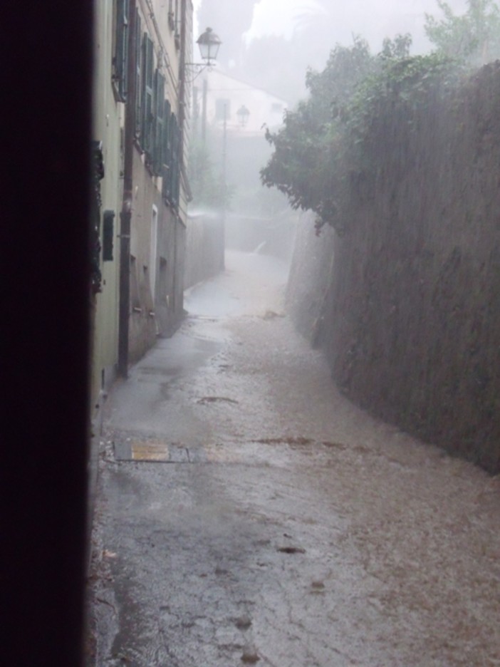 Via degli Ulivi a Savona dopo la pioggia Via degli Ulivi a Savona dopo la pioggia