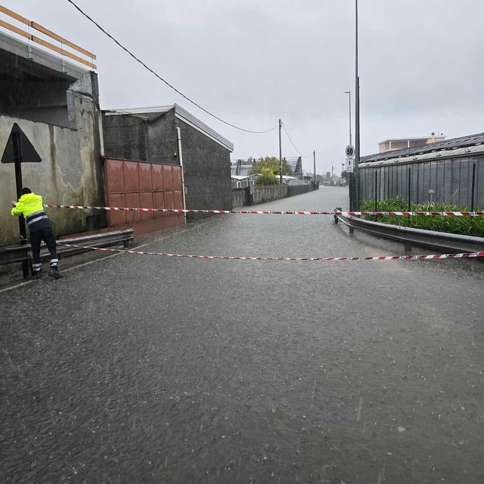 Via del Cristo chiusa dalla protezione civile per allagamenti Via del Cristo chiusa dalla protezione civile per allagamenti