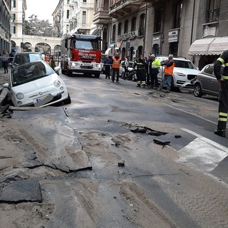 Savona: in via Cesare Battisti cede una tubatura e "frana" una parte di strada (FOTO e VIDEO)