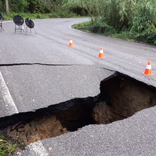 Maltempo a Tovo San Giacomo: voragine in via Costino, nella frazione di Bardino Vecchio Maltempo a Tovo San Giacomo: voragine in via Costino, nella frazione di Bardino Vecchio
