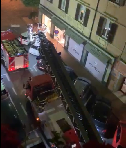 Savona, rogo su un balcone in via Astengo: spento dai vigili del fuoco (FOTO e VIDEO)