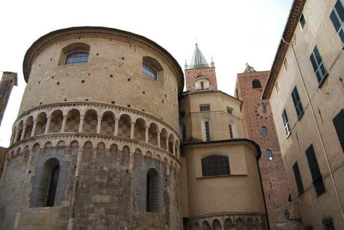 Albenga: sfilata di paracadutisti oggi nel centro storico Albenga: sfilata di paracadutisti oggi nel centro storico