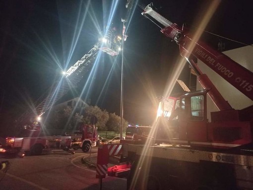 Savona, veicolo danneggia palo della luce: mobilitati vigili del fuoco e polizia locale Savona, veicolo danneggia palo della luce: mobilitati vigili del fuoco e polizia locale