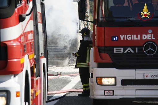 Veicolo in fiamme sulla A10 all'altezza di Borghetto: mobilitati i vigili del fuoco