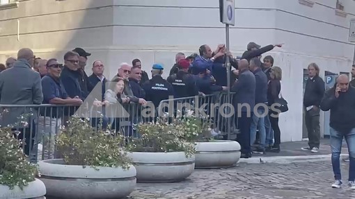 Tensione al Ghetto di Roma, Brigata ebraica insulta Anpi: "Fate schifo, vergogna" Tensione al Ghetto di Roma, Brigata ebraica insulta Anpi: "Fate schifo, vergogna"