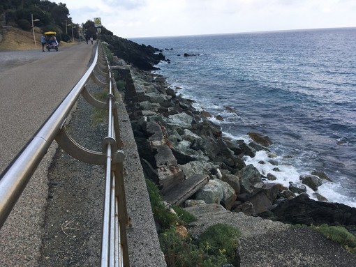 Varazze: 70enne cade dalla passeggiata sugli scogli, grave trauma cranico