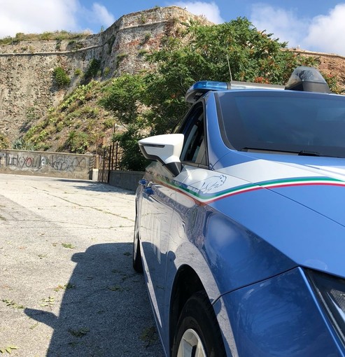 Con accento inglese fa richieste ai commessi e ruba dei libri rivendendoli: segnalata una donna