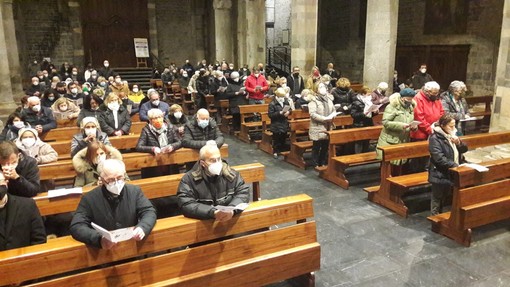 Albenga, veglia di preghiera per la pace in Ucraina nella cattedrale San Michele (FOTO) Albenga, veglia di preghiera per la pace in Ucraina nella cattedrale San Michele (FOTO)