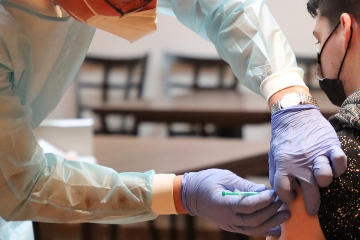 Coronavirus, Toti: “500mila liguri già vaccinati con la seconda dose, continuano a oltranza gli open day” Coronavirus, Toti: “500mila liguri già vaccinati con la seconda dose, continuano a oltranza gli open day”