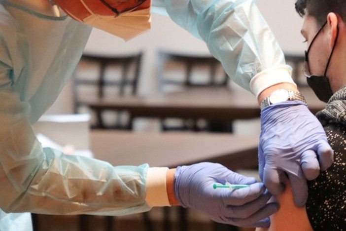 Vaccinazioni, martedì 21 "open day" per la somministrazione contro influenza e Covid che vede un aumento dei casi