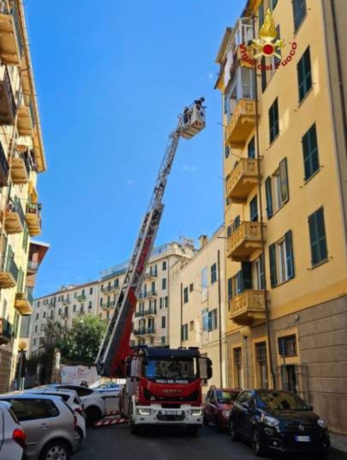 Savona, cade intonaco da un palazzo, danni ad alcune auto: intervento dei vigili del fuoco Savona, cade intonaco da un palazzo, danni ad alcune auto: intervento dei vigili del fuoco