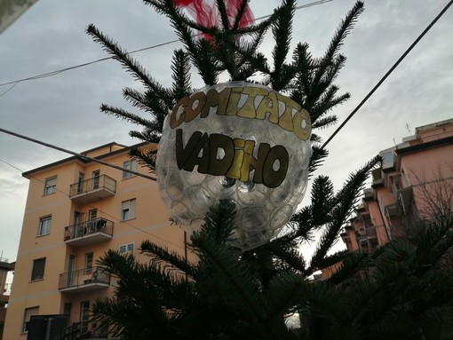 Il Natale arriva a Vadino: comitato e commercianti addobbano il quartiere ingauno Il Natale arriva a Vadino: comitato e commercianti addobbano il quartiere ingauno