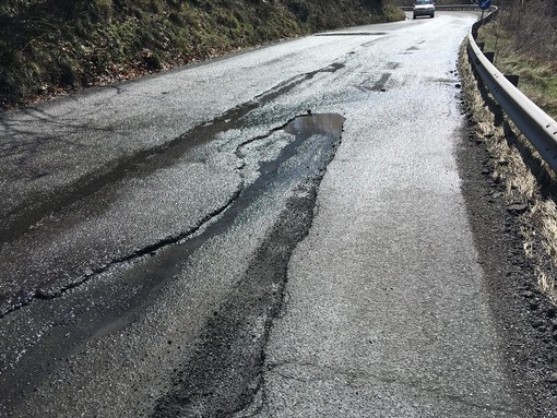Slalom tra le buche a Stella, la protesta dei cittadini