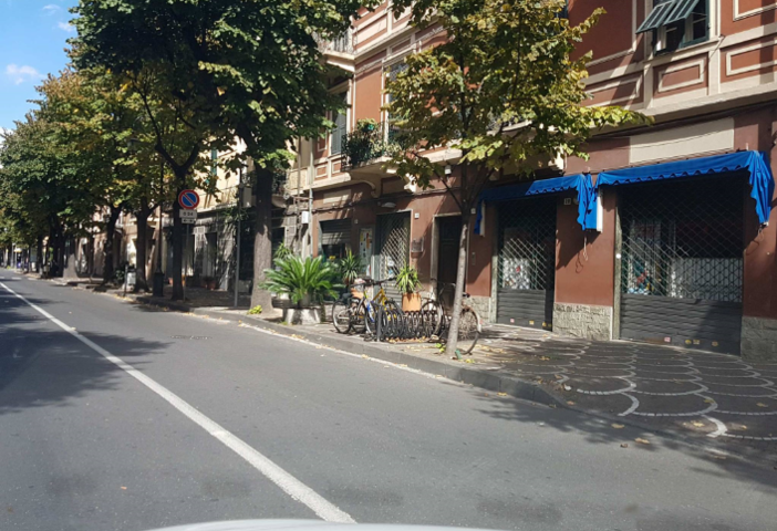 Albenga: il Comune avvisa gli automobilisti "spazzamento in viale Pontelungo, rimuovete le macchine"