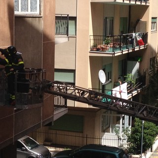 Albissola Marina, spettacolare intervento dei Vigili del Fuoco per un cornicione pericolante