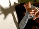 Cengio, picchia e perseguita con una gelosia ossessiva la fidanzata 18enne: il Gip dispone il carcere
