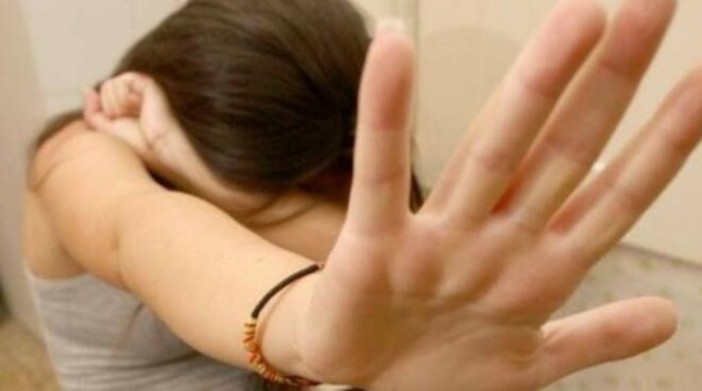 Le palpeggia il seno e le parti intime: padre savonese condannato a 9 anni e 8 mesi per violenza sessuale su minore Le palpeggia il seno e le parti intime: padre savonese condannato a 9 anni e 8 mesi per violenza sessuale su minore