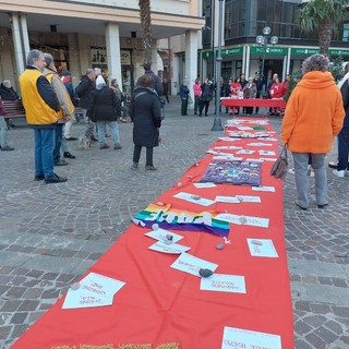Vado dice no alla violenza contro le donne: posizionati su un telo rosso tutti i nomi delle vittime del 2021-2022 Vado dice no alla violenza contro le donne: posizionati su un telo rosso tutti i nomi delle vittime del 2021-2022