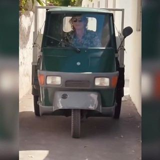 Mick Jagger 'pilota', alla guida di un'Ape tra i vicoli di Stromboli
