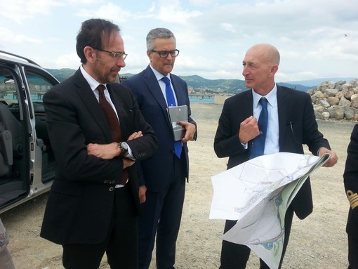Viceministro Nencini in visita alla Piattaforma Maersk &quot;Entro giugno la riforma dell'Autorità Portuale&quot;