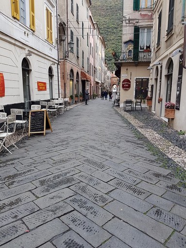 La chiusura domenicale dei centri commerciali potrebbe portare a una "rinascita" di Finalborgo? La chiusura domenicale dei centri commerciali potrebbe portare a una "rinascita" di Finalborgo?