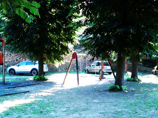 Finalborgo: problemi di pubblico decoro in via Aquila, di giorno e di notte Finalborgo: problemi di pubblico decoro in via Aquila, di giorno e di notte