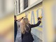 Milano, Salvini e Sardone cancellano scritte contro forze dell'ordine sul muro di una scuola