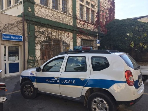 Patente scaduta, su scooter senza revisione né assicurazione sfugge all'alt della municipale: inseguito e sanzionato a Pietra Ligure
