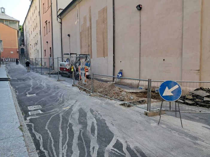 Savona, restyling di via Rossello: lavori a fasi per limitare i disagi. In via Mistrangelo fatti solo i test sui basoli Savona, restyling di via Rossello: lavori a fasi per limitare i disagi. In via Mistrangelo fatti solo i test sui basoli
