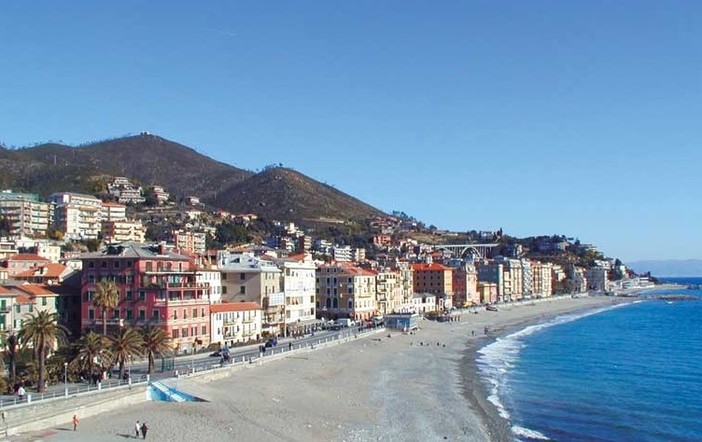 Varazze, il vicesindaco firma il divieto di balneazione alla foce del rio Carbini Varazze, il vicesindaco firma il divieto di balneazione alla foce del rio Carbini