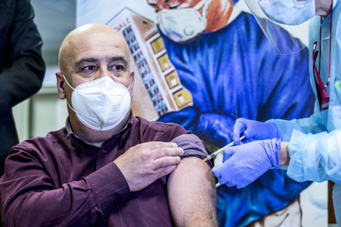 Vaccino anti covid, definito il piano per la somministrazione della terza dose. Lo riceveranno 35mila liguri