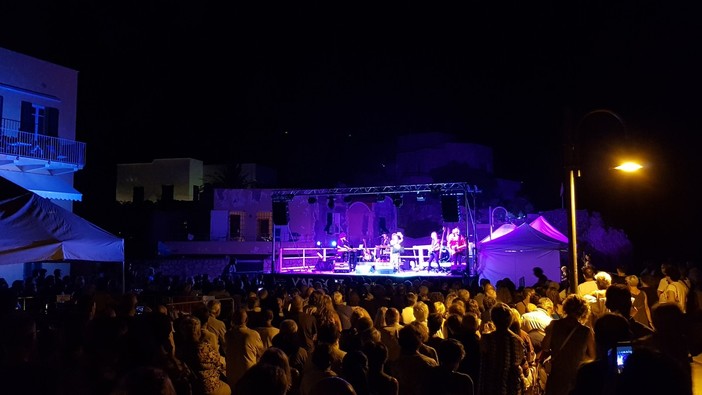 Concerto di Teresa De Sio: record di presenze al Varigotti Festival Concerto di Teresa De Sio: record di presenze al Varigotti Festival