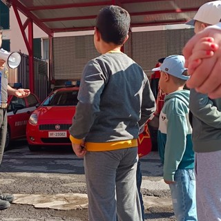 Una mattina speciale al Distaccamento dei Vigili del Fuoco di Albenga con degli ospiti attenti e curiosi Una mattina speciale al Distaccamento dei Vigili del Fuoco di Albenga con degli ospiti attenti e curiosi