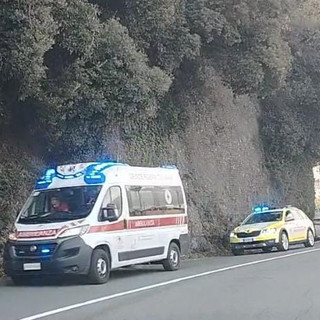 Varazze, uomo in difficoltà in mare, un giovane lo nota e si tuffa riportandolo a terra