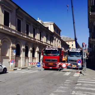 Savona, terminati gli interventi al tetto di palazzo Sisto: fino a domani via Manzoni chiusa per la rimozione della gru Savona, terminati gli interventi al tetto di palazzo Sisto: fino a domani via Manzoni chiusa per la rimozione della gru