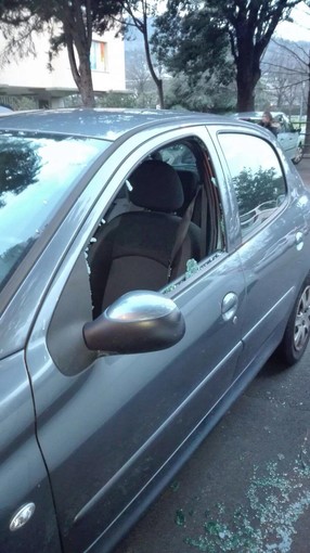 Savona, raid vandalico nella notte: danneggiate 5 macchine #FOTO Savona, raid vandalico nella notte: danneggiate 5 macchine #FOTO