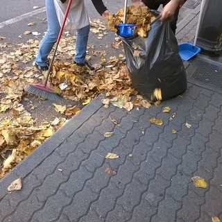 Albenga, commercianti esasperati si armano di scopa e paletta sostituendosi a Teknoservice