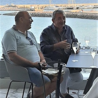 Un Vito davvero "Buono da morire" mattatore ad Andora, ma si innamora anche della piana di Albenga: cucina, vini e ospitalità affascinano l’attore e chef del Gambero Rosso Un Vito davvero "Buono da morire" mattatore ad Andora, ma si innamora anche della piana di Albenga: cucina, vini e ospitalità affascinano l’attore e chef del Gambero Rosso