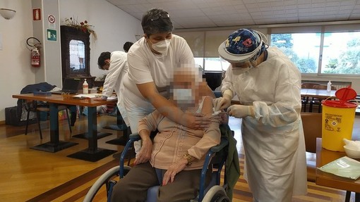 Vaccini, da giovedì al via la terza dose nelle rsa, da venerdì aperte le prenotazioni per gli over 80
