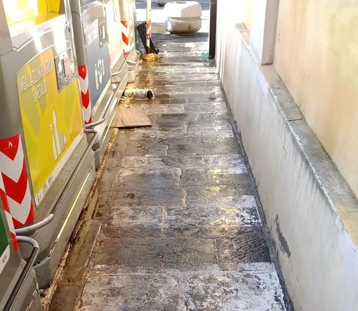 Savona, pulizia in via Schienacoste, iniziati anche i lavaggi programmati degli spazi occupati dai bidoni condominiali