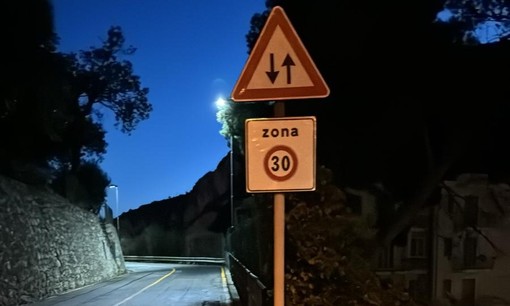 Finale, ecco il doppio senso in via 25 Aprile. Stamattina l'incontro tra residenti e Amministrazione per le criticità Finale, ecco il doppio senso in via 25 Aprile. Stamattina l'incontro tra residenti e Amministrazione per le criticità