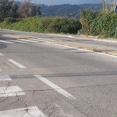 Savona, lanciano palle di terra contro un'auto e poi scappano Savona, lanciano palle di terra contro un'auto e poi scappano