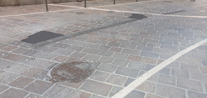 Finale, asfalto al posto delle piastrelle rotte in via Drione. Il "rattoppo" provvisorio fa discutere
