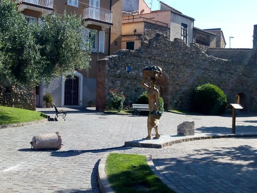 Villanova d'Albenga: vandalizzata la piazza della &quot;Donna delle Violette&quot;