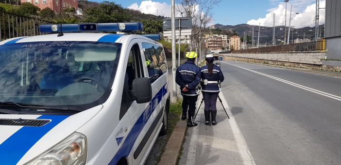 Savona, proseguono i controlli della polizia locale con il telelaser: multato conducente che guidava un'auto immatricolata in Ungheria
