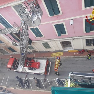 Savona, anziano colto da malore in casa. Le scale sono troppo strette e intervengono i vigili del fuoco Savona, anziano colto da malore in casa. Le scale sono troppo strette e intervengono i vigili del fuoco