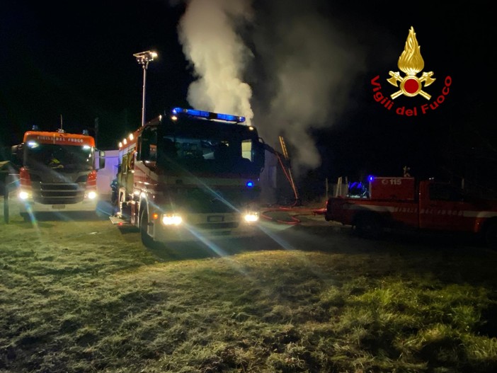 Tetto prende fuoco a Millesimo, evacuata una famiglia: vigili del fuoco spengono l'incendio Tetto prende fuoco a Millesimo, evacuata una famiglia: vigili del fuoco spengono l'incendio