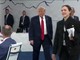 G7, Trump arriva per ultimo alla riunione dei leader: "Sono il boss"